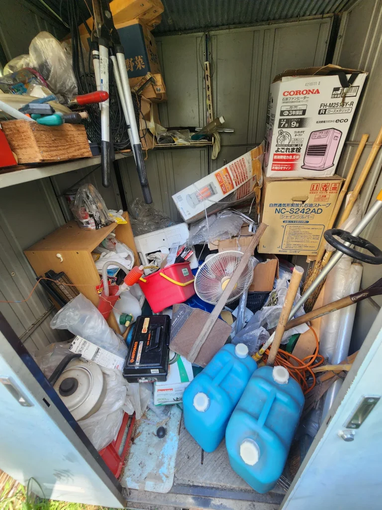 物置に収納された扇風機や灯油タンク、工具類