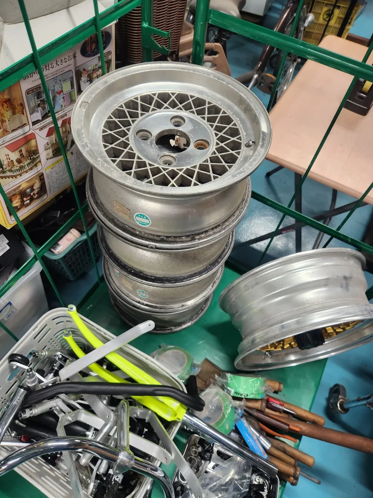重ねて置かれたアルミ製カーリムと工具の保管状況