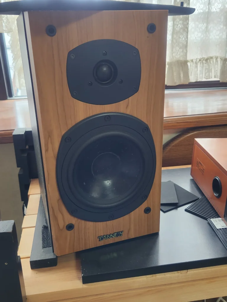 木目調ボディの大型スピーカーと周辺のオーディオ機器